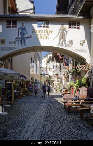 Vicolo nel centro storico di Kufstein con il ristorante Auracher Loechl, dove è stata scritta la famosa canzone Kufstein di Karl Ganzer, Kufstein, Tyr Foto Stock