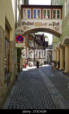 Vicolo nel centro storico di Kufstein con il Gasthof Zur Post, Kufstein, Tirolo, Austria, Europa Foto Stock