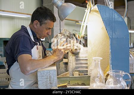 Tagliavetro, 57 anni, al lavoro, fabbrica reale di vetro la Granja de San Ildefonso, Provincia di Segovia, Castiglia e León, Spagna, Europa Foto Stock