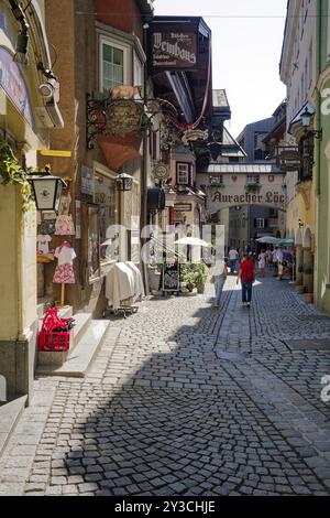 Vicolo nel centro storico di Kufstein con il ristorante Auracher Loechl, dove è stata scritta la famosa canzone Kufstein di Karl Ganzer, Kufstein, Tyr Foto Stock