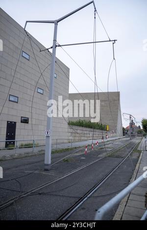 La linea aerea del tram è abbattuta dopo il crollo parziale del Ponte Carola a Dresda, 11/09/2024 Foto Stock