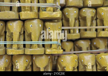 Piccoli elefanti in teak, Santuario di Erawan Bangkok, Thailandia, Asia Foto Stock