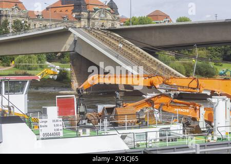 Nelle prime ore del mattino, una sezione del Ponte di Carola crollò per ragioni sconosciute. Su una lunghezza di circa 100 metri, la sezione su wh Foto Stock