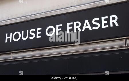 Leeds, West yorkshire, regno unito, 7 luglio 2021: Cartello sopra l'ingresso della casa dei grandi magazzini fraser nel centro di leeds Foto Stock