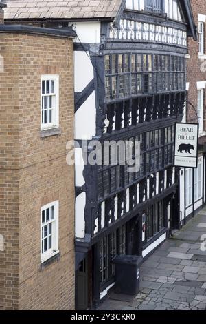 Chester. Cheshire, Regno Unito, 20 marzo 2024: The Bear and Billet costruito nel 1664, vista esterna del pub sulla strada del ponte inferiore, Chester, Europa Foto Stock