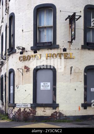 Leeds, West yorkshire, 17 giugno 2021: Il derelict Crown hotel sarà presto riqualificato come parte del sito di sviluppo ad uso misto dell'aire Park Foto Stock