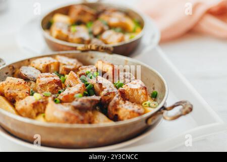 Maiale alla griglia con cipolla e champignon, servito con patate al forno Foto Stock