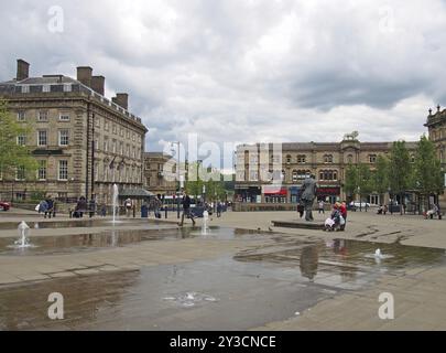 Huddersfield, yest yorkshire, Regno Unito, 20 maggio 2019: People walking in st georges Square in Huddersfield tra le fontane e il surrogato Foto Stock