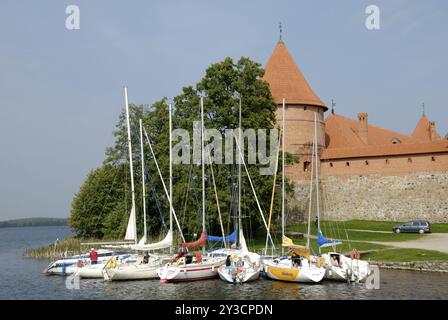 Barche a vela di fronte al castello dell'isola di Trakai, Trakai, Lituania, Europa Foto Stock