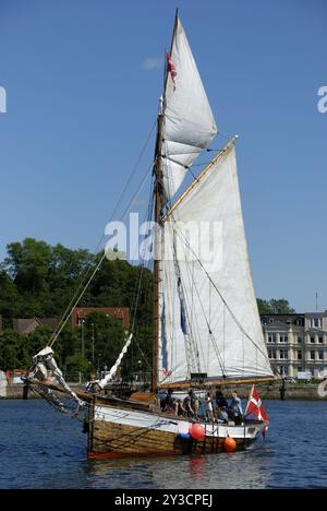 Marinai tradizionali alla Rum Regatta, Flensburg, Schleswig-Holstein, Germania, Europa Foto Stock