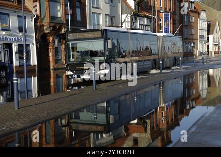 L'autobus attraversa l'alluvione il 06.01.2012, Flensburg, Schleswig-Holstein, Germania, Europa Foto Stock