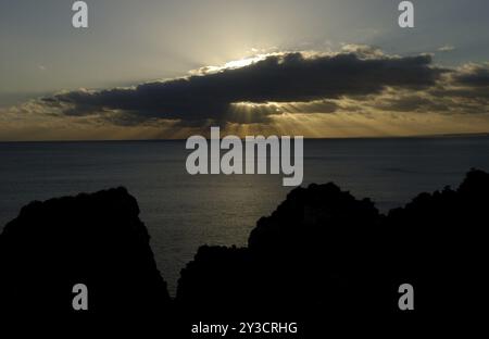 I raggi di sole brillano attraverso nuvole scure, Ponta da Piedade, Lagos, Algarve, Portogallo, Europa Foto Stock