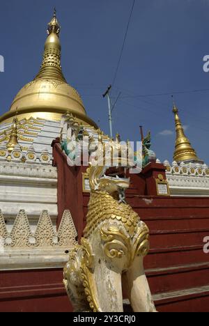 Chinthei a una Pagoda a Bago, Myanmar, Asia Foto Stock