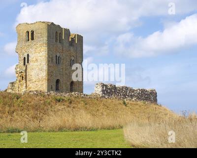 Scarborough, North Yorkshire, Regno Unito, 12 settembre 2022: Vista in cima alla collina della fortezza e del muro dello storico castello di Scarborough in rovina a yorksh Foto Stock