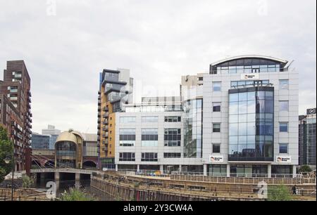 Leeds, West yorkshire, regno unito, 25 agosto 2021: Veduta di leeds con il fiume aire che entra negli archi scuri sotto la stazione ferroviaria con i pedes Foto Stock