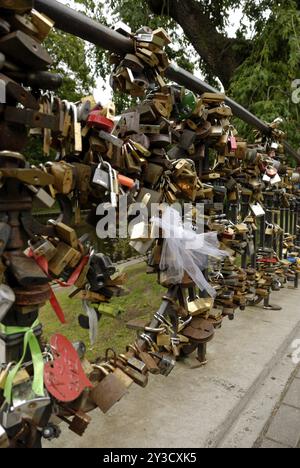 Lucchetti sul Ponte dell'amore, riga, Lettonia, Europa Foto Stock