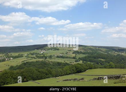 Vista panoramica sulla valle di calder nello yorkshire occidentale con il villaggio di migley Moor e case coloniche in estate Foto Stock