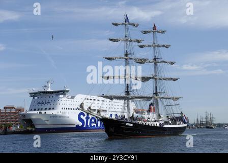 Nave a vela Mercedes di fronte al traghetto Stena Germanica, Kiel, Schleswig-Holstein, Germania, Europa Foto Stock