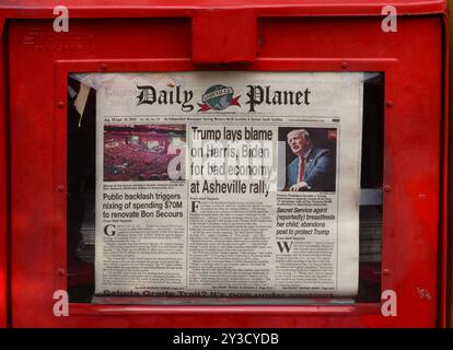 Un giornale di distribuzione gratuita, The Daily Planet, con un titolo in prima pagina sul recente discorso di Donald Trump ad Asheville, Carolina del Nord. Foto Stock