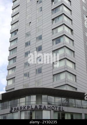 Leeds, West yorkshire, 19 giugno 2021: Vista dell'hotel Park plaza a Leeds, un alto edificio moderno nella piazza della città Foto Stock