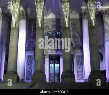 L'ingresso e le colonne del municipio di Leeds, nell'ovest dello yorkshire, illuminate di notte Foto Stock