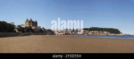 Scarborough, North Yorkshire, Regno Unito, 10 settembre 2022: Lunga vista panoramica della città di Scarborough dalla spiaggia della baia sud che mostra il Grand Foto Stock