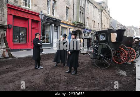 Cast di extra sul set durante le riprese di Frankenstein di Guillermo del Toro a Edimburgo. Data foto: Venerdì 13 settembre 2024. Foto Stock