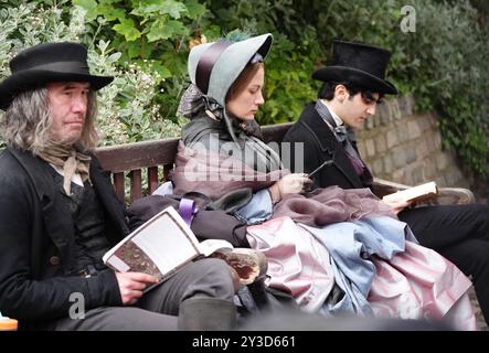 Cast di extra sul set durante le riprese di Frankenstein di Guillermo del Toro a Edimburgo. Data foto: Venerdì 13 settembre 2024. Foto Stock