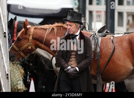 Cast di extra sul set durante le riprese di Frankenstein di Guillermo del Toro a Edimburgo. Data foto: Venerdì 13 settembre 2024. Foto Stock
