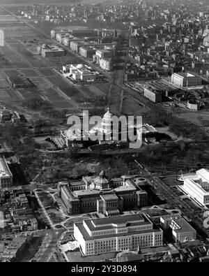 Fotografia aerea dell'inaugurazione del presidente Franklin D Roosevelt al Campidoglio degli Stati Uniti, Washington, Distretto di Columbia, 20 gennaio 1941. Le bancarelle di osservazione e la folla riunita per la cerimonia sono visibili sul lato nord del Campidoglio. Foto di United States Army Air Corps Foto Stock
