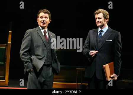 l-r: Reece Dinsdale (Walter Harrison), Charles Edwards (Jack Weatherill) in QUESTA CASA di James Graham all'Olivier Theatre, National Theatre (NT), Londra SE1 28/02/2013 design: Rae Smith illuminazione: Paul Anderson regista: Jeremy Herrin Foto Stock