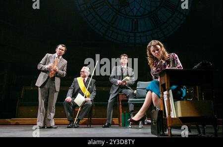 l-r: Phil Daniels (Bob Mellish), David Hounslow (Joe Harper), Reece Dinsdale (Walter Harrison), Lauren o'Neil (Ann Taylor) in THIS HOUSE di James Graham all'Olivier Theatre, National Theatre (NT), Londra SE1 28/02/2013 design: Rae Smith illuminazione: Paul Anderson regista: Jeremy Herrin Foto Stock