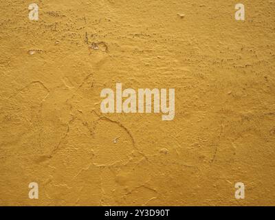 Giallo brillante sporco verniciato cracking vecchio sfondo parete texture Foto Stock