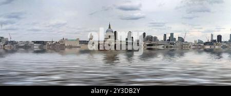 Immagine concettuale manipolata della città di londra con edifici inondati a causa del riscaldamento globale e dell'innalzamento del livello del mare e dei gabbiani Foto Stock