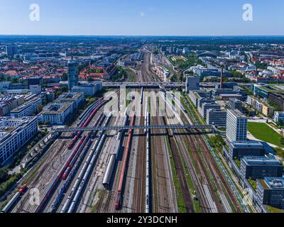 MONACO DI BAVIERA, GERMANIA - AGOSTO 2024 : Rails che portano dalla stazione centrale di Monaco fuori città. Foto Stock