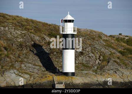 Faro su un'isola arcipelago al largo di Stroemstad, Bohuslaen, Svezia, Europa Foto Stock