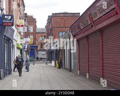 Ashton Under lyne, Greater manchester, inghilterra, 4 giugno 2019: Persone che passano accanto ai negozi nell'area pedonale di Market Street ad ashton Under lyne Foto Stock