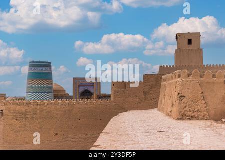 La torre di guardia dell'Arca Khuna, la fortezza e la residenza dei governanti di Khiva, in Uzbekistan le mura esterne della fortezza dell'antica città di Khiva, K Foto Stock