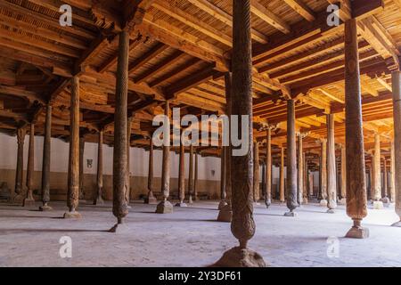 Colonnato di colonne in legno intagliate, interno della Moschea Juma. Colonnato di colonne in legno intagliate, interno della Moschea Juma. Famosa moschea di 10 persone Foto Stock