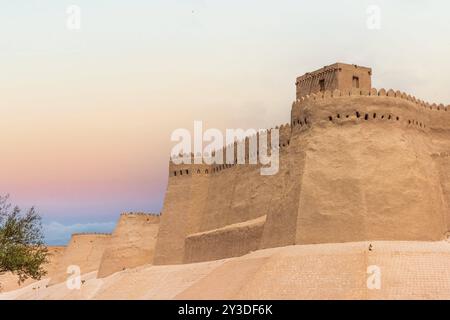 La torre di guardia dell'Arca Khuna, la fortezza e la residenza dei governanti di Khiva, in Uzbekistan le mura esterne della fortezza dell'antica città di Khiva, K Foto Stock