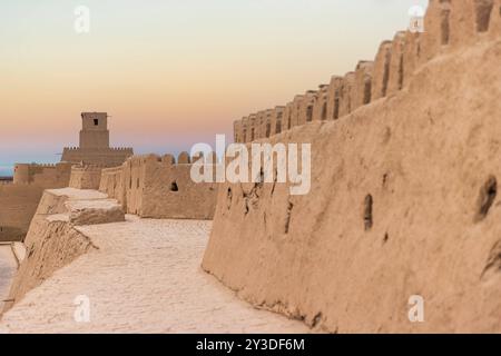 La torre di guardia dell'Arca Khuna, la fortezza e la residenza dei governanti di Khiva, in Uzbekistan le mura esterne della fortezza dell'antica città di Khiva, K Foto Stock