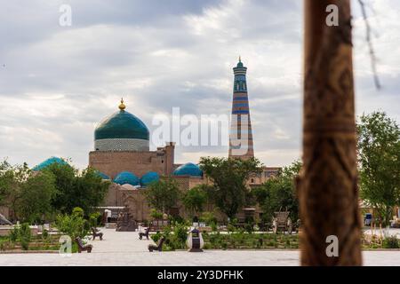 Islam Khodja Minaret presso Itchan Kala, la città fortificata della città di Khiva in Uzbekistan Islam Khodja Minaret presso Itchan Kala, la murata Foto Stock