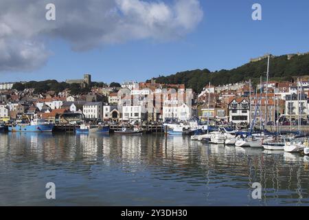 Scarborough, North Yorkshire, Regno Unito, 12 settembre 2022: Veduta della città di scarborough in estate con pescherecci ormeggiati nel porto, Foto Stock