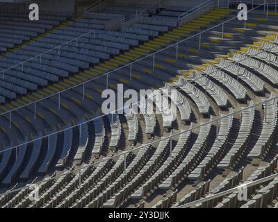 Lo stadio vuoto si erge con file di posti a sedere a più livelli e gradini gialli in motivi geometrici, barcellona, Mar mediterraneo, spagna Foto Stock