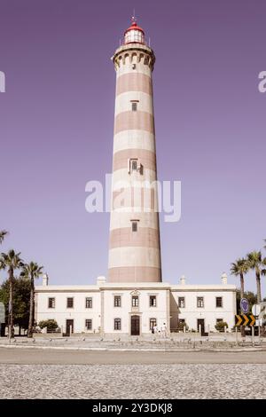 Faro maestoso a strisce a Praia da barra - faro di navigazione ad Aveiro Foto Stock