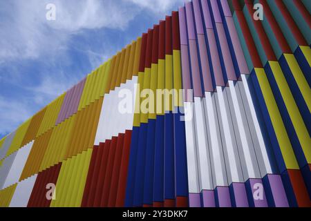 Facciata colorata del centro commerciale mira sulla Nordhaide a Monaco Foto Stock
