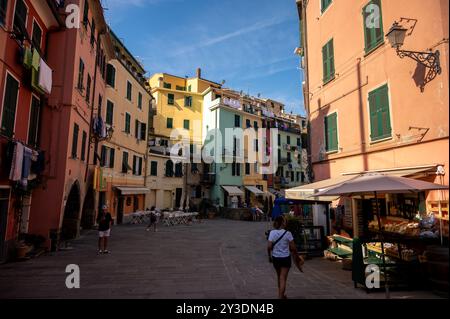 Vernazza, Italia - 10 agosto 2024: Vedute lungo via Roma nel cuore di Vernazza. Foto Stock