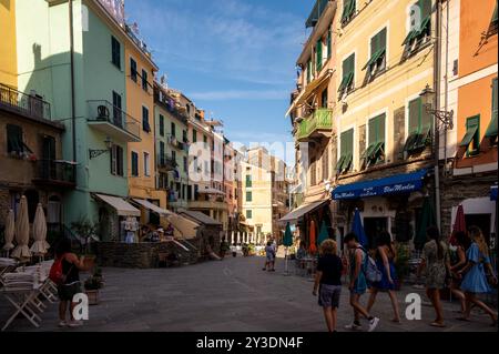 Vernazza, Italia - 10 agosto 2024: Vedute lungo via Roma nel cuore di Vernazza. Foto Stock