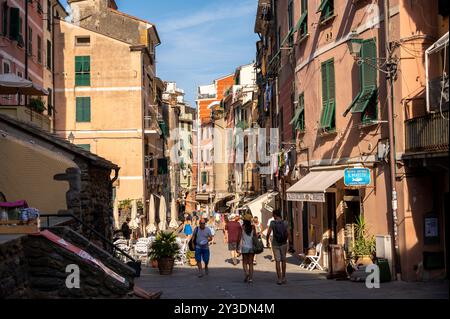 Vernazza, Italia - 10 agosto 2024: Vedute lungo via Roma nel cuore di Vernazza. Foto Stock