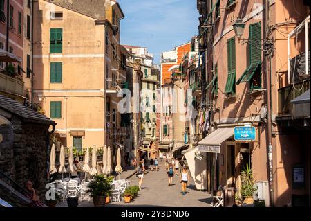 Vernazza, Italia - 10 agosto 2024: Vedute lungo via Roma nel cuore di Vernazza. Foto Stock